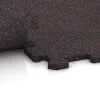 Großaufnahme vom Verbindungssystem von WARCO-Boden 1110 - Traptegel im Farbdesign Licht Rood Gespikkeld. Abmessungen 970 x 970 x 16 mm.