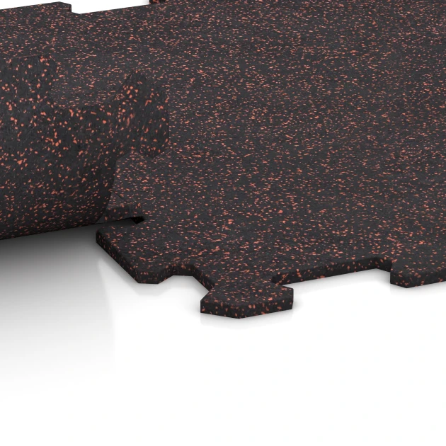 Großaufnahme vom Verbindungssystem von WARCO-Boden 0912 - Fitnessvloer Compact im Farbdesign Licht Rood Gespikkeld. Abmessungen 485 x 485 x 8 mm | 0,235 m².