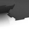 Großaufnahme vom Verbindungssystem von WARCO-Boden 6449 - Fitnessvloer Compact im Farbdesign Antraciet. Abmessungen 100 × 100 × 0,8 cm.