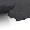 Großaufnahme vom Verbindungssystem von WARCO-Boden 6450 - Fitnessvloer Compact im Farbdesign Licht Rood Gespikkeld. Abmessungen 100 × 100 × 0,8 cm.