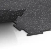 Großaufnahme vom Verbindungssystem von WARCO-Boden 6452 - Fitnessvloer Compact im Farbdesign Licht Grijs Gespeckeld. Abmessungen 100 × 100 × 0,8 cm.
