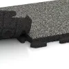 Großaufnahme vom Verbindungssystem von WARCO-Boden 1298 - Rubberen straattegels Classic im Farbdesign Grijs Graniet. Abmessungen 500 x 500 x 40 mm.