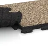 Großaufnahme vom Verbindungssystem von WARCO-Boden 1305 - Rubberen straattegels Classic im Farbdesign Travertin. Abmessungen 500 x 500 x 40 mm.