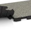 Großaufnahme vom Verbindungssystem von WARCO-Boden 1208 - Zwembadrandtegel Klassiek im Farbdesign Lichtgrijs Graniet. Abmessungen 500 x 500 x 30 mm.