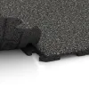 Großaufnahme vom Verbindungssystem von WARCO-Boden 1570 - Speelplaats vloeren im Farbdesign Donkergrijs Graniet. Abmessungen 1000 x 1000 x 30 mm.