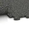 Großaufnahme vom Verbindungssystem von WARCO-Boden 0958 - Fitnessvloer Compact im Farbdesign Donkergrijs Graniet. Abmessungen 485 x 485 x 16 mm.