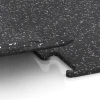 Großaufnahme vom Verbindungssystem von WARCO-Boden 3777 - Fitness Performance Elite Trainingsvloer im Farbdesign Licht Grijs Gespeckeld. Abmessungen 100 x 100 x 1,5 cm | 1,00 m².