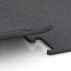 Großaufnahme vom Verbindungssystem von WARCO-Boden 3769 - Fitness Performance Elite Trainingsvloer im Farbdesign Licht Rood Gespikkeld. Abmessungen 50 x 50 x 1,5 cm | 0,25 m².