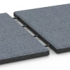 Großaufnahme vom Verbindungssystem von WARCO-Boden 6130 - Rubberen speelplaatstegel – 95 cm im Farbdesign Grafietgrijs. Abmessungen 50 x 50 x 3 cm.