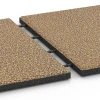Großaufnahme vom Verbindungssystem von WARCO-Boden 6421 - Rubberen speelplaatstegel – 90 cm im Farbdesign Rattan. Abmessungen 50 x 50 x 3 cm.