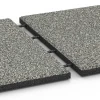 Großaufnahme vom Verbindungssystem von WARCO-Boden 6414 - Rubberen speelplaatstegel – 90 cm im Farbdesign Grijs graniet. Abmessungen 50 x 50 x 3 cm | 0,25 m².