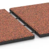 Großaufnahme vom Verbindungssystem von WARCO-Boden 6417 - Rubberen speelplaatstegel – 90 cm im Farbdesign Etna. Abmessungen 50 x 50 x 3 cm | 0,25 m².