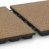 Großaufnahme vom Verbindungssystem von WARCO-Boden 6439 - Rubberen speelplaatstegel – 160 cm im Farbdesign Rattan. Abmessungen 50 x 50 x 4,8 cm.