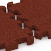 Großaufnahme vom Verbindungssystem von WARCO-Boden 6994 - Fitnesstegel im Farbdesign Baksteenrood. Abmessungen 50 x 50 x 4 cm | 0,25 m².