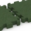 Großaufnahme vom Verbindungssystem von WARCO-Boden 6407 - Rubberen speelplaatstegel – 220 cm im Farbdesign Grasgroen. Abmessungen 50 x 50 x 6 cm | 0,25 m².