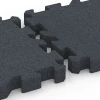 Großaufnahme vom Verbindungssystem von WARCO-Boden 6408 - Rubberen speelplaatstegel – 220 cm im Farbdesign Leisteengrijs. Abmessungen 50 x 50 x 6 cm | 0,25 m².