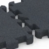 Großaufnahme vom Verbindungssystem von WARCO-Boden 6404 - Rubberen speelplaatstegel – 190 cm im Farbdesign Leisteengrijs. Abmessungen 50 x 50 x 5 cm | 0,25 m².