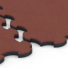 Großaufnahme vom Verbindungssystem von WARCO-Boden 6392 - Stallmatte Puzzle im Farbdesign Baksteenrood. Abmessungen 102,5 x 102,5 x 3 cm | 1,05 m².