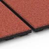 Großaufnahme vom Verbindungssystem von WARCO-Boden 6384 - Stalmat Comfort im Farbdesign Baksteenrood. Abmessungen 100 x 100 x 4 cm | 1,00 m².