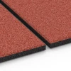 Großaufnahme vom Verbindungssystem von WARCO-Boden 6380 - Stalmat im Farbdesign Baksteenrood. Abmessungen 100 x 100 x 3 cm | 1,00 m².