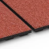 Großaufnahme vom Verbindungssystem von WARCO-Boden 6386 - Stalmat Comfort im Farbdesign Baksteenrood. Abmessungen 100 x 50 x 4 cm | 0,50 m².