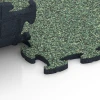 Großaufnahme vom Verbindungssystem von WARCO-Boden 6915 - Beursvloer kliktegel im Farbdesign Engels gazon. Abmessungen 44,6 x 44,6 x 1,8 cm.