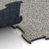 Großaufnahme vom Verbindungssystem von WARCO-Boden 6806 - Agility vloer hondensport im Farbdesign Grijs graniet. Abmessungen 97,1 x 97,1 × 1,8 cm.
