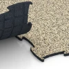 Großaufnahme vom Verbindungssystem von WARCO-Boden 6874 - Fitness Max vloersysteem im Farbdesign Travertin. Abmessungen 97,1 x 97,1 × 1,8 cm.