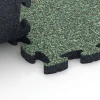 Großaufnahme vom Verbindungssystem von WARCO-Boden 6933 - Valdempende puzzeltegel im Farbdesign Engels gazon. Abmessungen 44,6 x 44,6 × 2,8 cm.