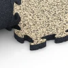 Großaufnahme vom Verbindungssystem von WARCO-Boden 6937 - Valdempende puzzeltegel im Farbdesign Travertin. Abmessungen 44,6 x 44,6 × 2,8 cm.