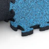 Großaufnahme vom Verbindungssystem von WARCO-Boden 6938 - Valdempende puzzeltegel im Farbdesign Atlantisch. Abmessungen 44,6 x 44,6 × 2,8 cm.