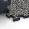 Großaufnahme vom Verbindungssystem von WARCO-Boden 6841 - Fitness Active vloertegel im Farbdesign Donkergrijs graniet. Abmessungen 44,6 x 44,6 × 2,8 cm.