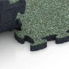 Großaufnahme vom Verbindungssystem von WARCO-Boden 6951 - Sportveldtegel rubber im Farbdesign Engels gazon. Abmessungen 44,6 x 44,6 × 2,8 cm.