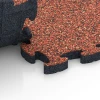 Großaufnahme vom Verbindungssystem von WARCO-Boden 6845 - Fitness Active vloertegel im Farbdesign Etna. Abmessungen 44,6 x 44,6 × 2,8 cm.
