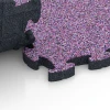 Großaufnahme vom Verbindungssystem von WARCO-Boden 6846 - Fitness Active vloertegel im Farbdesign Lavendel. Abmessungen 44,6 x 44,6 × 2,8 cm.
