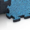 Großaufnahme vom Verbindungssystem von WARCO-Boden 6956 - Sportveldtegel rubber im Farbdesign Atlantisch. Abmessungen 44,6 x 44,6 × 2,8 cm.