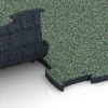 Großaufnahme vom Verbindungssystem von WARCO-Boden 6852 - Fitness Active vloertegel im Farbdesign Engels gazon. Abmessungen 97,1 x 97,1 x 2,8 cm.