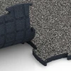 Großaufnahme vom Verbindungssystem von WARCO-Boden 6886 - Fitness Max vloersysteem im Farbdesign Donkergrijs graniet. Abmessungen 97,1 x 97,1 x 2,8 cm.