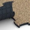 Großaufnahme vom Verbindungssystem von WARCO-Boden 6894 - Fitness Max vloersysteem im Farbdesign Rattan. Abmessungen 97,1 x 97,1 x 2,8 cm.