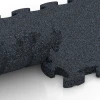Großaufnahme vom Verbindungssystem von WARCO-Boden 6958 - Fitness Premium sportvloer im Farbdesign Antraciet. Abmessungen 28,9 x 28,9 x 1,8 cm.