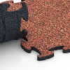 Großaufnahme vom Verbindungssystem von WARCO-Boden 6773 - Zwembadrand tegels im Farbdesign Etna. Abmessungen 28,9 x 28,9 x 1,8 cm.