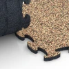 Großaufnahme vom Verbindungssystem von WARCO-Boden 6817 - Steentapijt kliktegel im Farbdesign Terracotta. Abmessungen 28,9 x 28,9 x 1,8 cm.