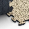 Großaufnahme vom Verbindungssystem von WARCO-Boden 6820 - Steentapijt kliktegel im Farbdesign Travertin. Abmessungen 28,9 x 28,9 x 1,8 cm.