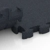 Großaufnahme vom Verbindungssystem von WARCO-Boden 6965 - Fitness Premium studiovloer im Farbdesign Antraciet. Abmessungen 28,9 x 28,9 x 2,8 cm.
