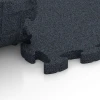 Großaufnahme vom Verbindungssystem von WARCO-Boden 6961 - Fitness Premium sportvloer im Farbdesign Antraciet. Abmessungen 45,9 x 45,9 x 2,8 cm.