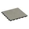 Foto der hinteren Seite vom unsymmetrischen WARCO-Formteil 1600: Fitnessvloer Rubber Tegels Classic, Design Lichtgrijs Graniet, Maße 1000 x 1000 x 30 mm.