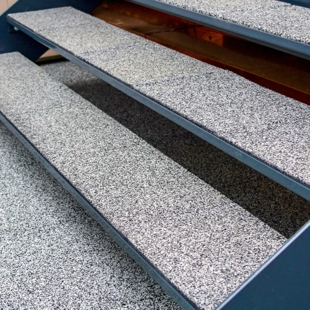 Een trap in de buitenruimte is weerbestendig en veilig gemaakt met WARCO trapbekleding.