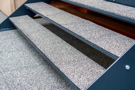 Een trap in de buitenruimte is weerbestendig en veilig gemaakt met WARCO trapbekleding.
