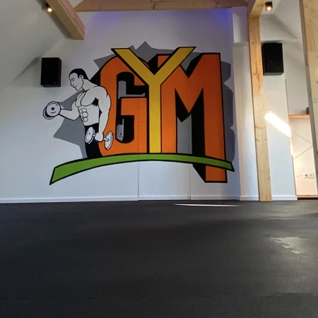 Een gym ruimte met een grote open ruimte, en een WARCO vloer ter beveiliging