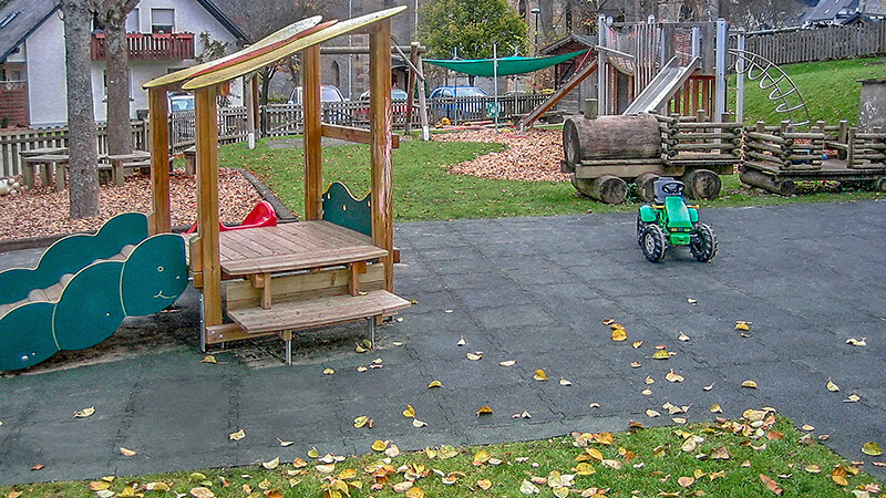 Een speelgoed tractor op een mooie WARCO speelplaats